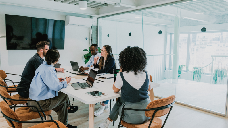 ai in recruitment guide recruiters around a table